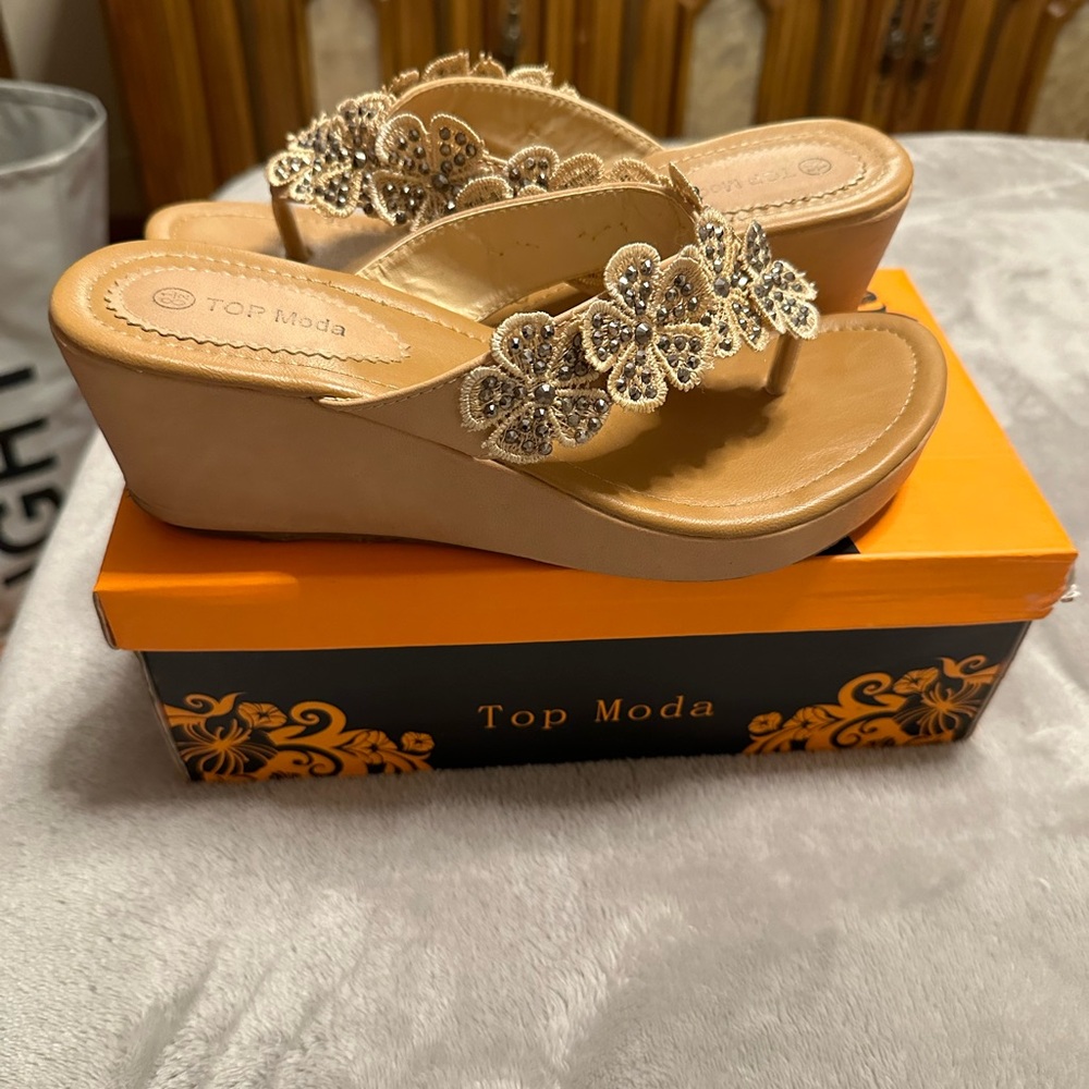Used Women’s wedged sandals